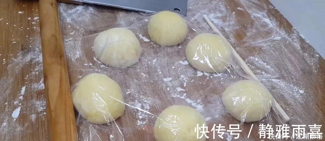 南瓜又出新吃法，不用油炸，比面包馒头做法简单，比南瓜饼还好吃