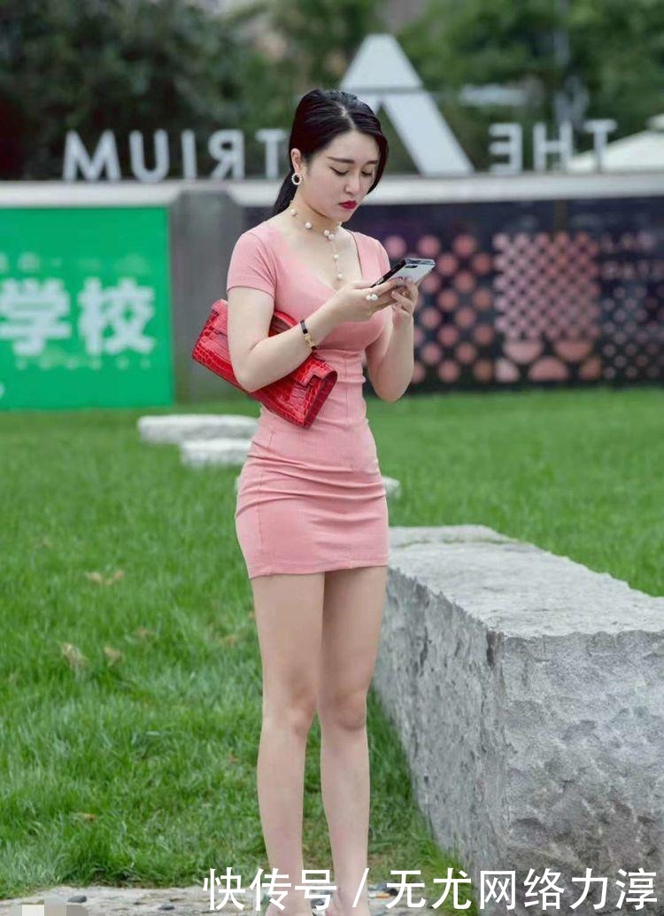 粉色|街拍, 粉色裹臀裙不少一般人能驾驭的
