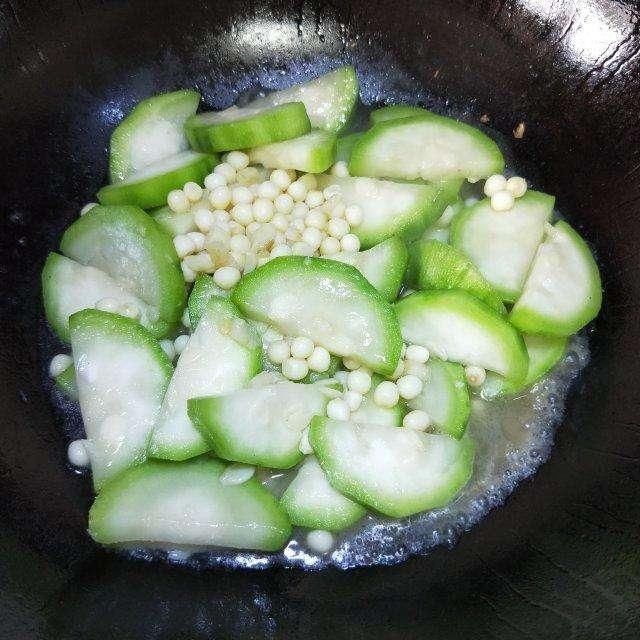 丝瓜和它一起炒,鲜甜美味,清热消暑还美白,做一盘几下就没了