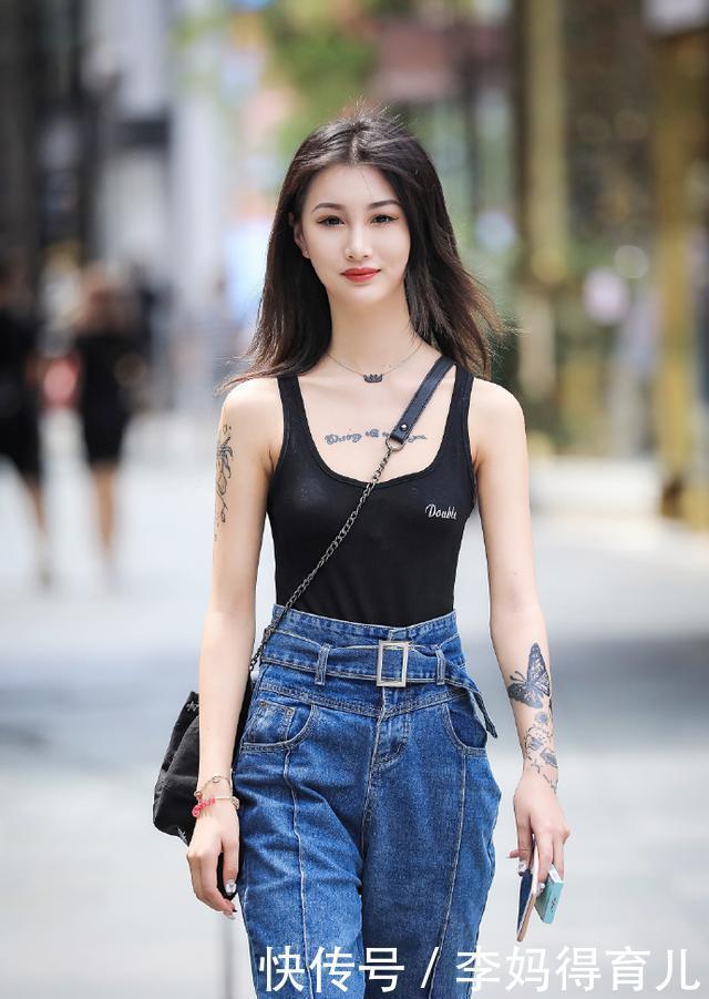 简约|性感又简约的牛仔裤完美的展现自己的气质