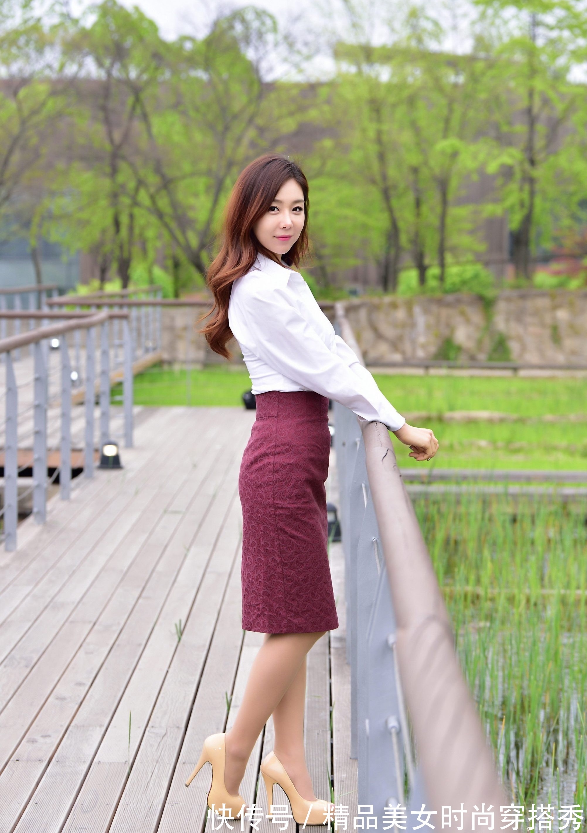 百搭 白色衬衫搭配高腰的枣红色半身裙，时尚吸睛，走起路来优雅从容
