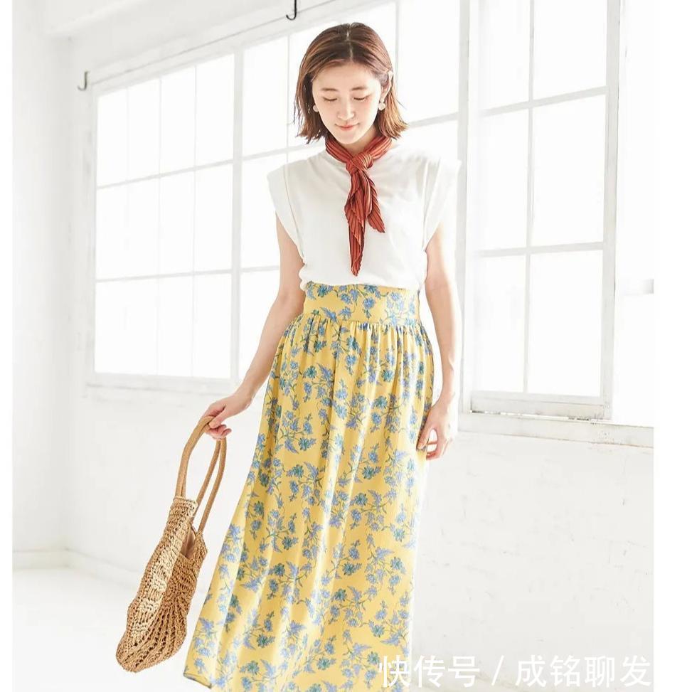 纯白色|这才是气质女人最爱的夏日打扮，“T恤+半裙”搭配法，优雅又时髦
