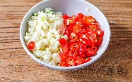 凉拌黄瓜时,切完千万别马上拌多加这一步,黄瓜脆爽超入味