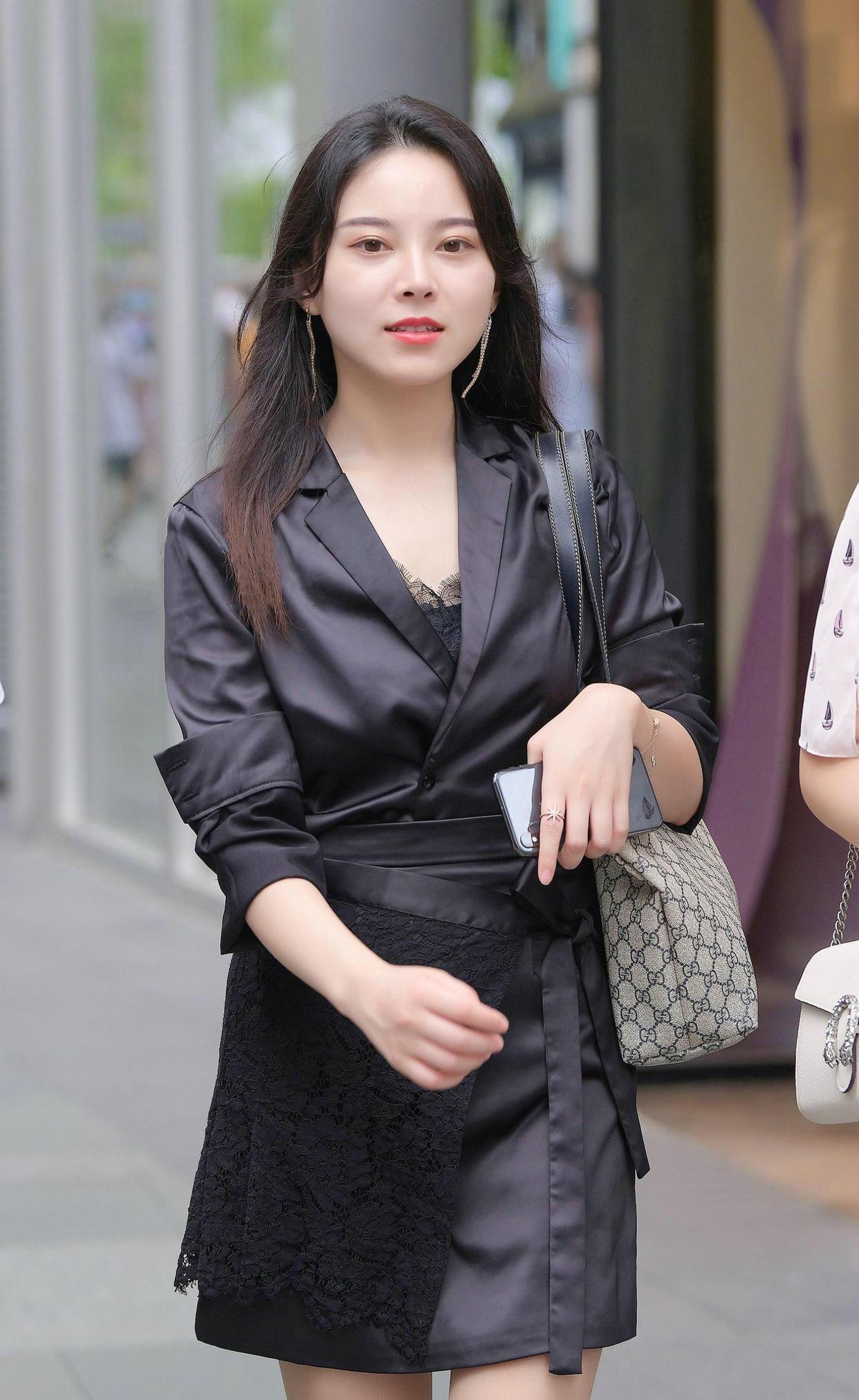 搭配|黑色西装裙，采用了裹身设计，搭配高跟鞋让美女更有范