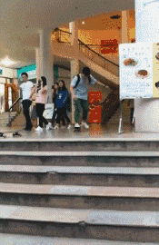 |搞笑GIF:成功把对面的妹子逗笑了 请问接下来我应该怎么做?