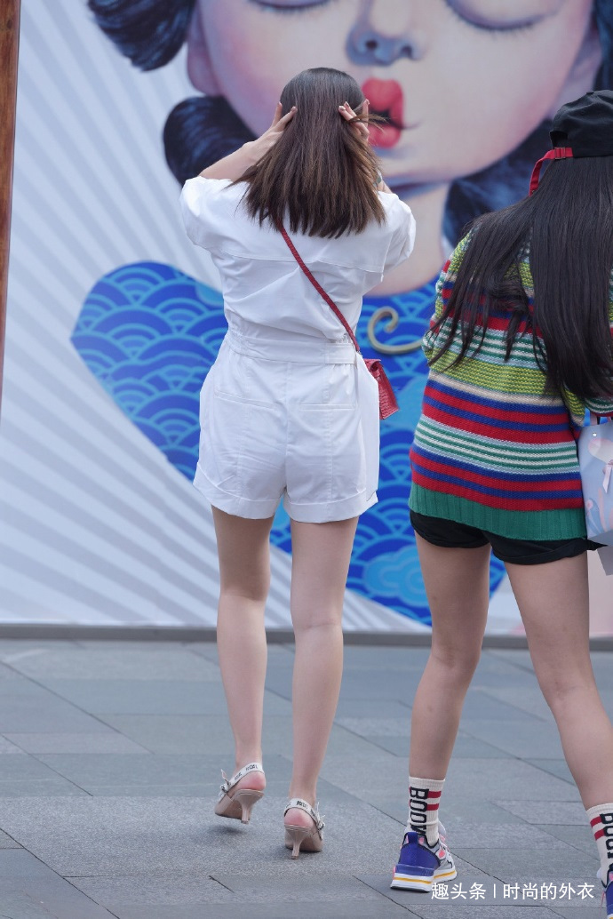 女生们 夏日的清凉着装,连衣短裤让人念念不忘,简约耐看又大方