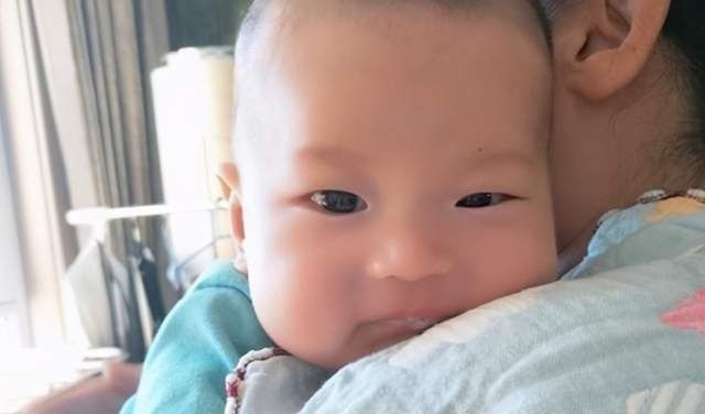 小动作|7、8个月的孩子会爬就行?宝宝手上有这3个小动作,才是真聪明