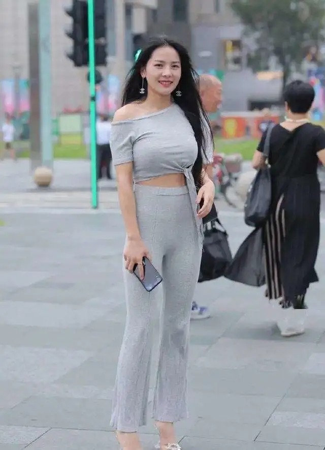 搭配 修身长裤轻盈舒适又大方,简约休闲凸显女人味