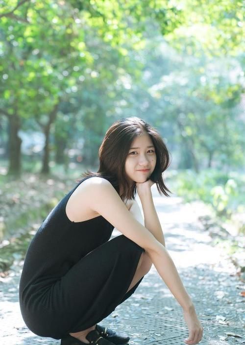 街拍邻家1号小姐姐,休闲装扮凸显气质,迷人