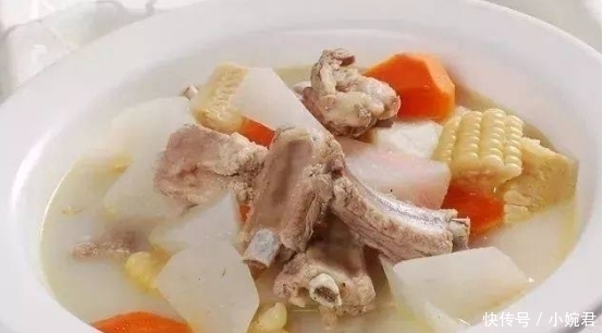 炖骨头汤别直接加水炖!多加1步,汤汁如牛奶一样“浓白”