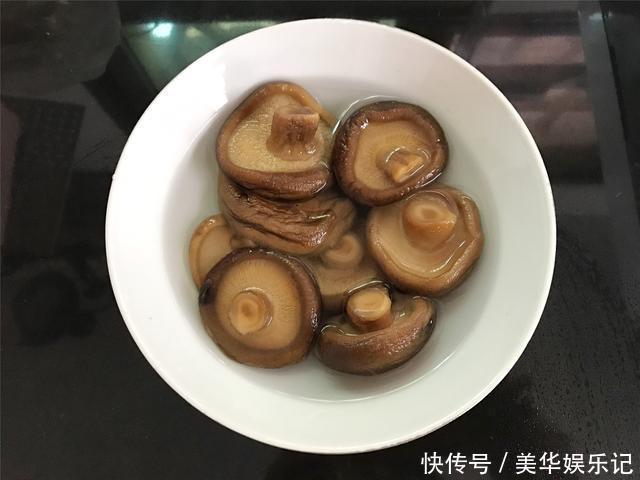 烧卖|饺子皮加1碗糯米,做成快手早餐,皮薄馅大,一人一屉不够吃