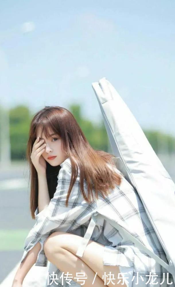 美女对于颜色的搭配短长常到位,尽显时尚品味的帅气高雅