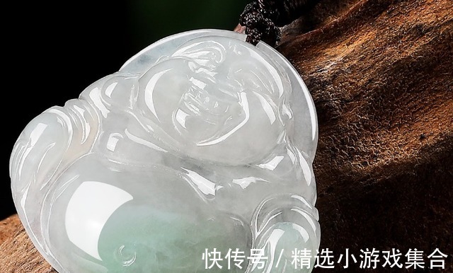 翡翠戒指 出于安全考虑,我们在购买翡翠戒指的时候,不能太过追求独特!