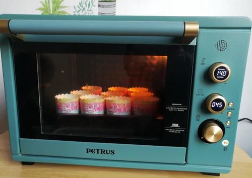 儿子请同学来做客，我用4个鸡蛋做10个小蛋糕，孩子们超爱吃