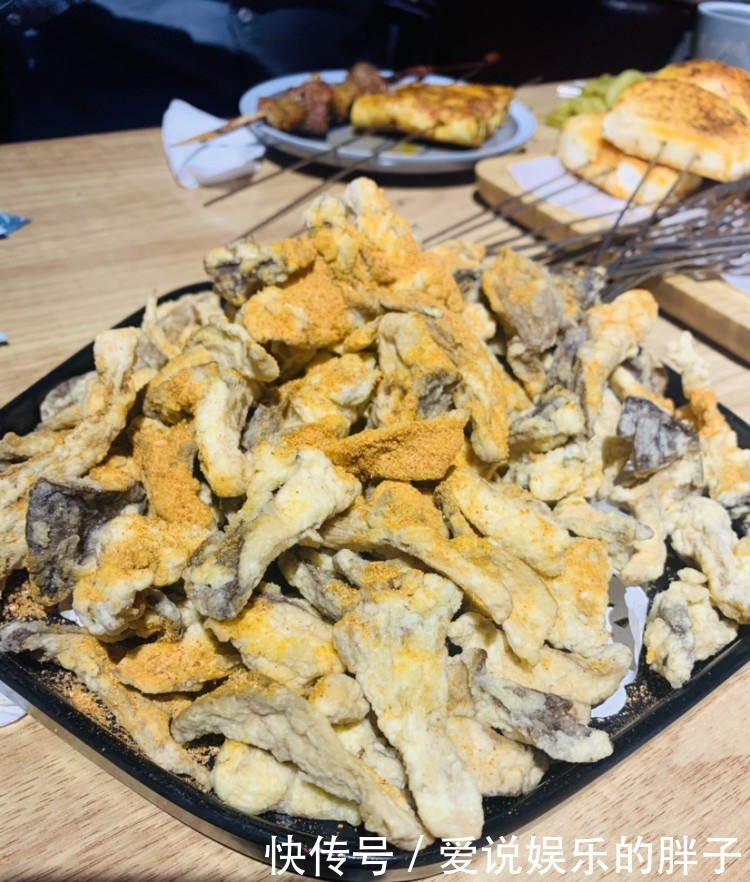 可以边听歌看电影的烧烤店