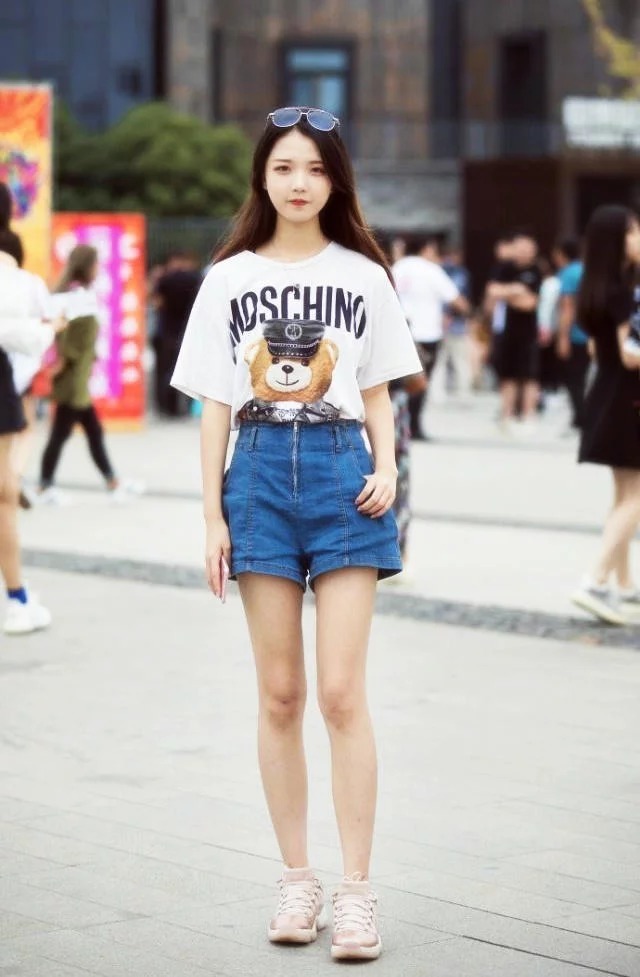 街拍：长发披肩的小美女，身穿个性潮装，笑容甜美可爱