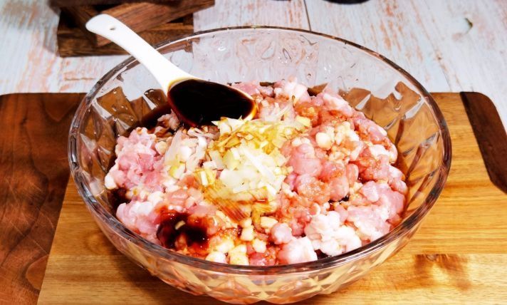 做红烧狮子头，牢记“调肉馅”方法，做好后软糯入味，口齿留香