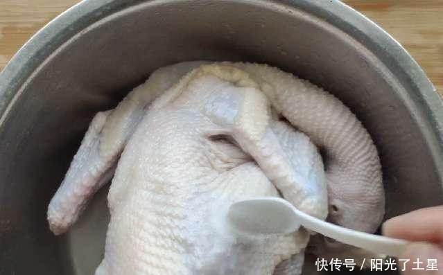 我们不需要一滴油或明火就能做出鲜香美味的电饭煲焖鸡