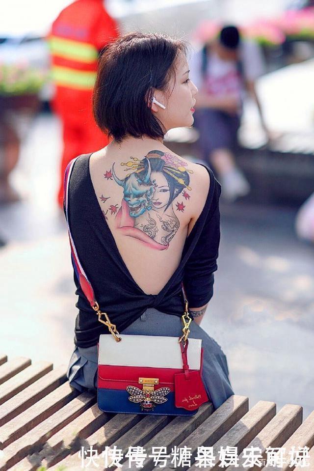 短裙|短款灰色上衣搭配修身短裙,温柔知性,高贵优雅