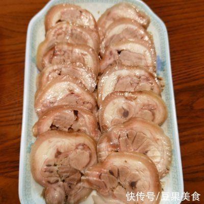 广式|这道广式白切猪手，汤汁都要舔干净