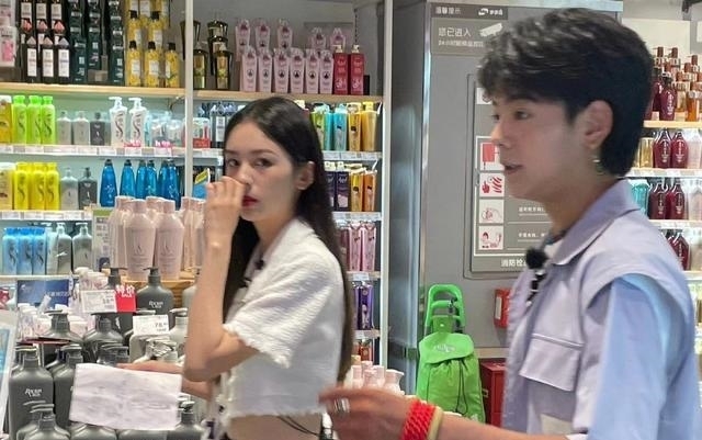 中餐厅|赵丽颖录制《中餐厅5》，打扮休闲状态好，网友：超级期待！