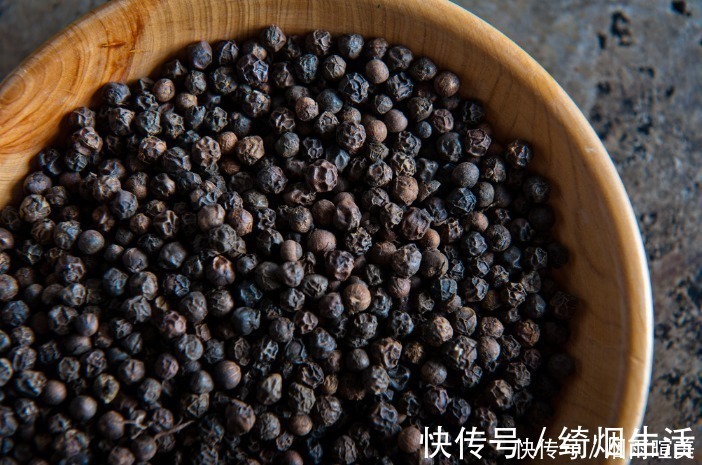 烹饪|黑胡椒白胡椒，只差一个字，味道大不同，不懂别乱用，难怪不好吃