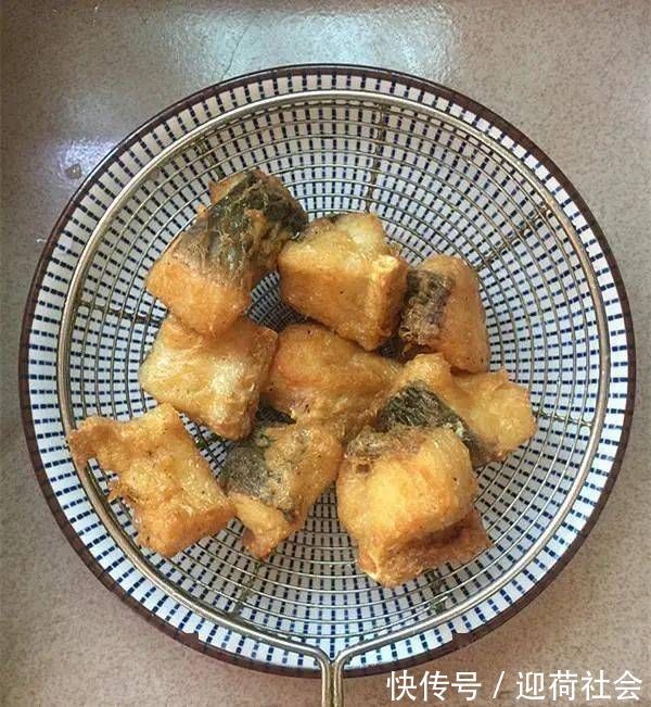 炸酥鱼别再用淀粉和面粉了,用它裹浆,酥鱼外酥里内,很好吃