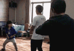 |搞笑GIF:小家伙的招式挺不错的,大哥是演员出身么?