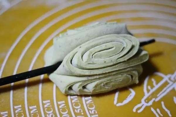 制作松软可口的花卷，掌握小窍门，其实很简单！！