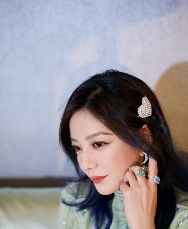 赵薇活动被抓拍,生图曝光真实颜值,这才是44岁女人的真实状态