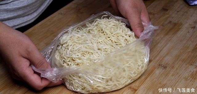 绿豆芽|面条不要再水煮着吃了，换种做法，天天吃都不腻，比水煮好吃10倍