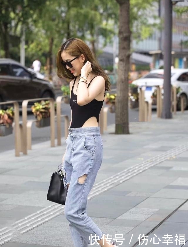 步行街|街拍:步行街遇到的美女,好身材加时尚的穿搭,每一笑都温暖人心