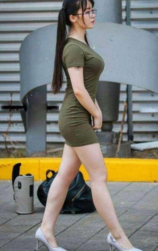 腰身 小姐姐细跟的高跟鞋搭配黑纱裙,有点小可爱