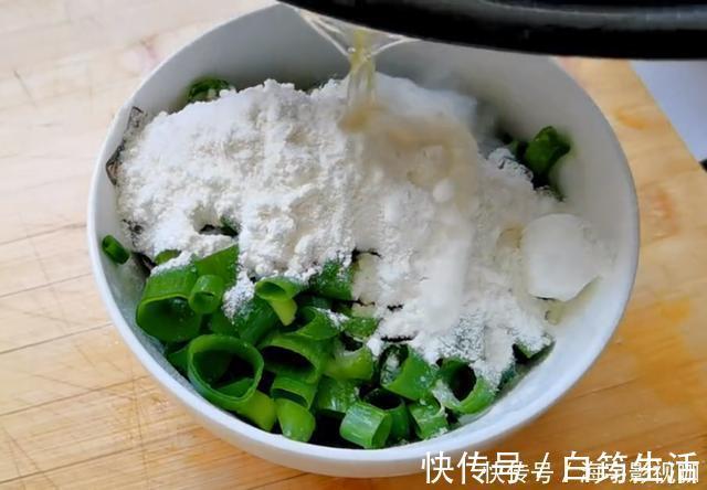 早餐别再吃油条了,1块钱饺子皮,一擀一卷,5分钟解决全家人早餐