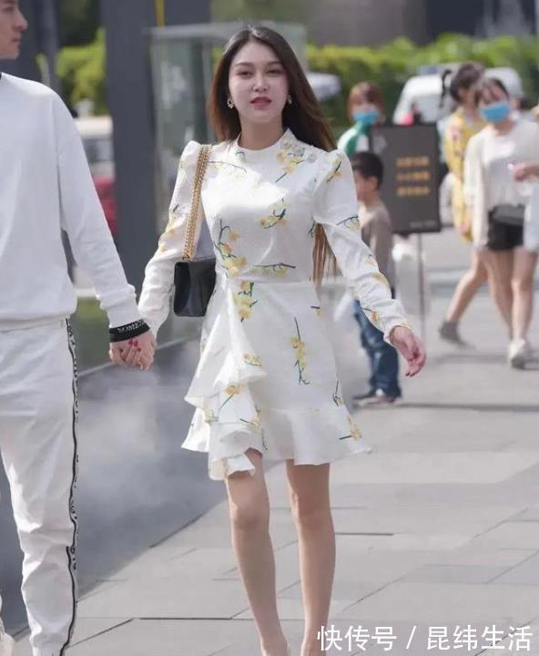 长袖 高腰式的设计,腰线非常明显,裙子有时尚的荷叶边形,清新自然