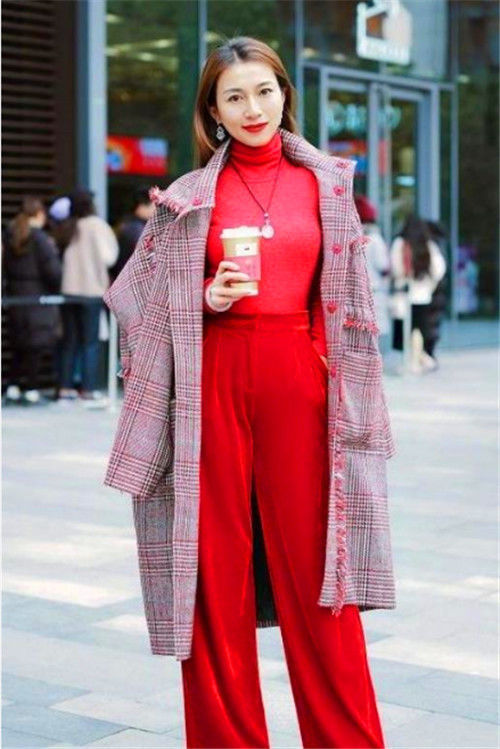 街拍：美女浅蓝色衬衣配紧身牛仔，长相清秀，一笑倾城