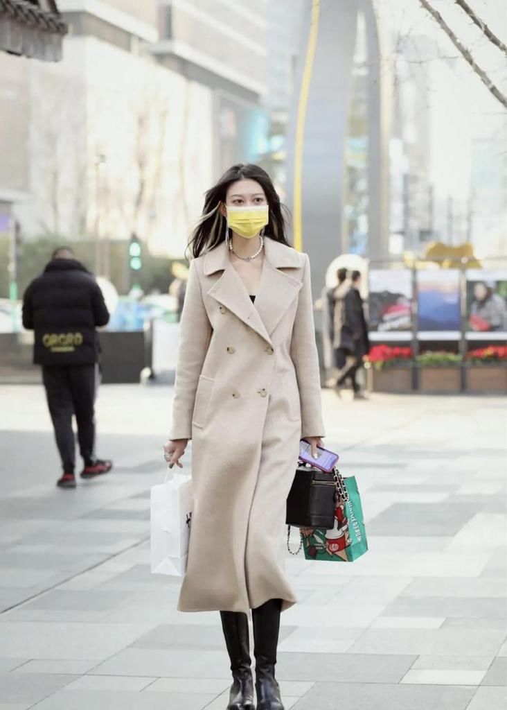 黑靴+下装=初春最佳组合，洋气个性又显腿长，时髦精们都上头了