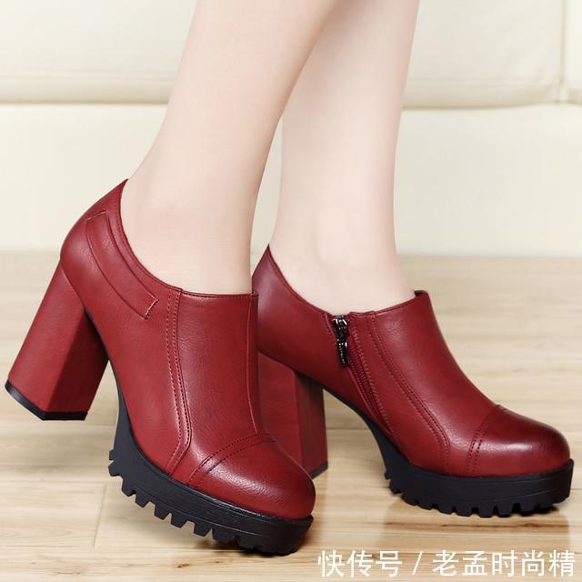 一双靓丽性感的高跟鞋,才能让你穿出满满的女人味