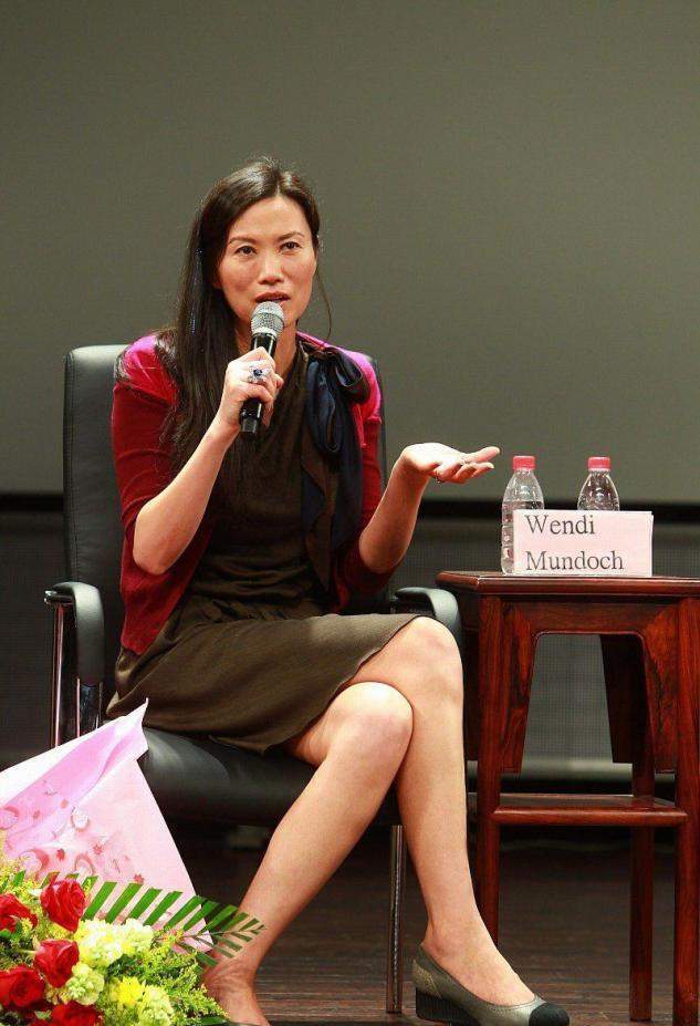 发型|51岁邓文迪素颜太苍老,出席活动发型凌乱不精致,弯腰驼背像大妈