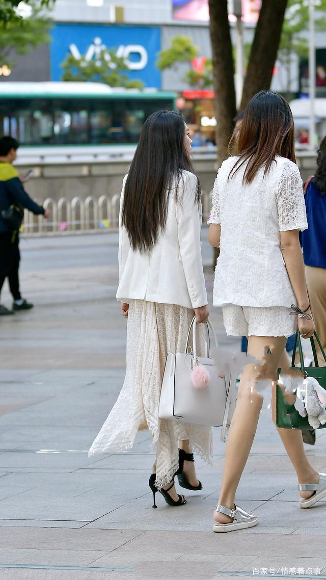 效果|白色西装搭配镂空连衣裙,搭配一双高跟凉鞋,凸显精致优雅的效果