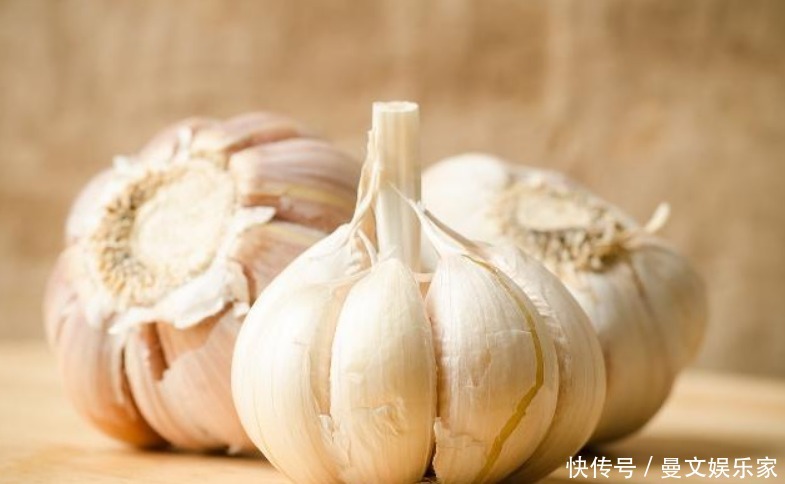 血脂|大蒜和加它這樣吃,養生效果會翻倍,養肝護胃,血脂也悄悄降下來