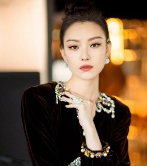 花木兰|方脸适合什么发型?想给方脸 “削骨”并不难,3步教大家选发型