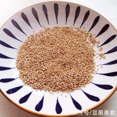 紫薯|学会在家做电饼铛版紫薯糯米芝麻饼，再也不用出门买了