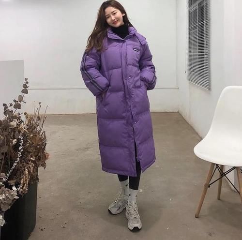 最近流行起一种新穿搭，叫“长款羽绒服＋鲨鱼裤”，保暖又显瘦