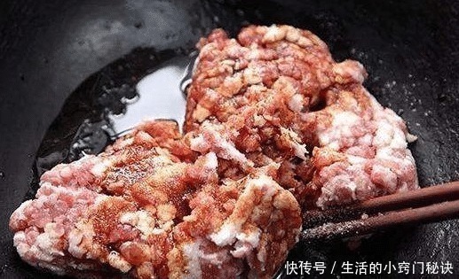 调肉馅时,有2种料不能少,包成饺子才会软嫩不柴,咬一口会流汁