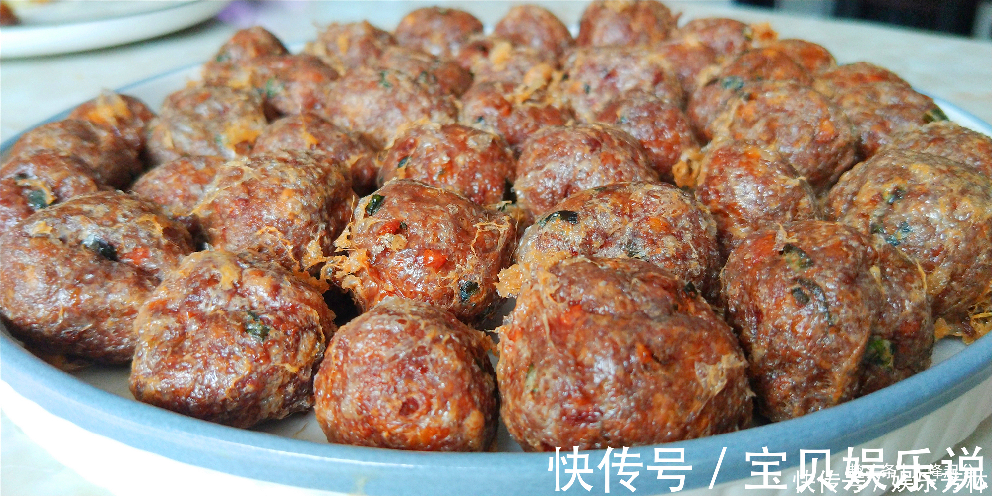 炸丸子有人放淀粉,有人放面粉,其实都不对,按照这个做法特别香