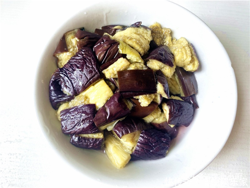 茄子|茄子最好吃的做法,简单快捷,美味下饭,一盘不够吃,少油更健康