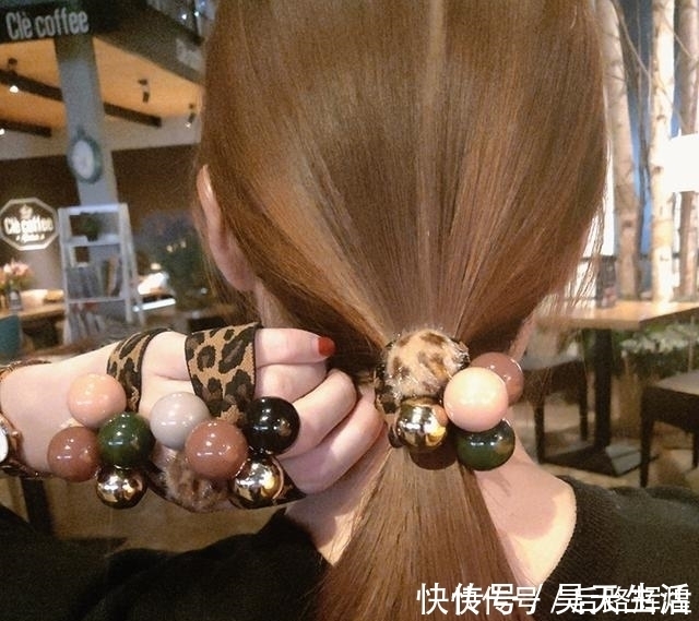 发圈|建议女人:出门别扎丸子头了,落伍了!“低马尾”都学起来,减龄