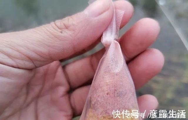 窝料|手抛窝弊端多，野钓用上这4种打窝方法，精准做窝诱鱼更快