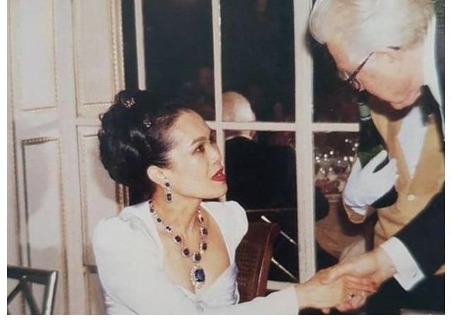 诗妮娜贵妃$诗妮娜受诗丽吉宠爱,把年轻时的首饰赠与她,苏提达的首饰露寒酸